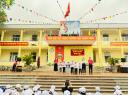 GĐ tặng quà.jpg - 