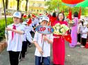 đón hs lớp 1.jpg - 